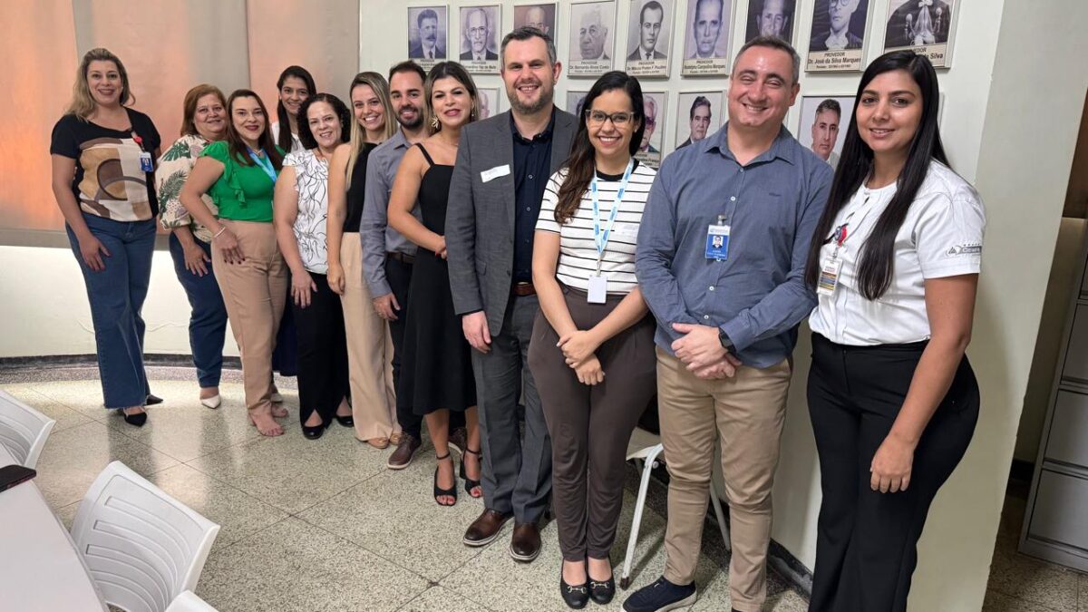A Diretora Administrativa e Financeira do HNSG e Gerentes da Instituição, juntamente com fundador e CEO da Eficiência Hospitalista, Dr. André Wajner e a enfermeira Karen Matias, que acompanharam os trabalhos iniciais na instituição.