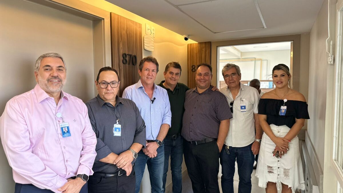 Luiz Otávio Fonseca e Luiz Fernando Ribeiro Reis visitam instalações revitalizadas através de doações da Calsete e MRK, destacando a transparência do hospital e o compromisso com a saúde da comunidade