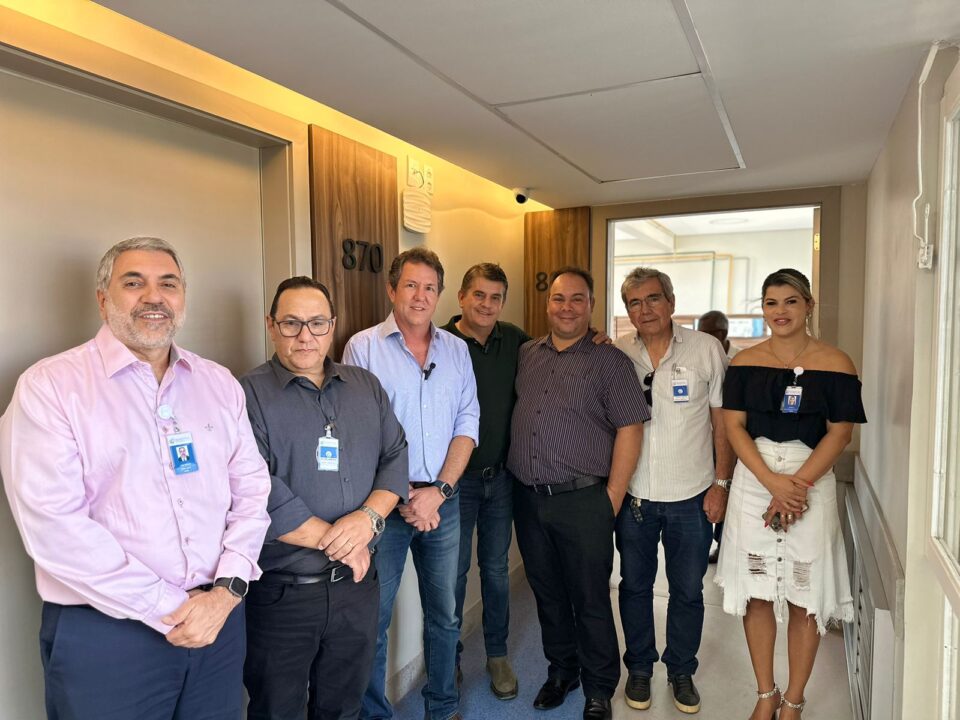 Luiz Otávio Fonseca e Luiz Fernando Ribeiro Reis visitam instalações revitalizadas através de doações da Calsete e MRK, destacando a transparência do hospital e o compromisso com a saúde da comunidade